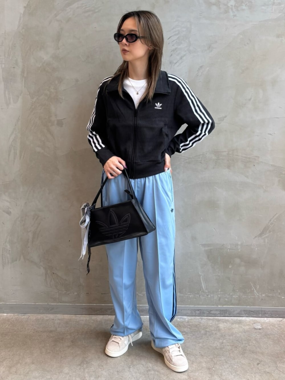 adidas トレフォイル ショルダーバッグ adidas（アディダス）の「ポリウレタン エンボス トレフォイル