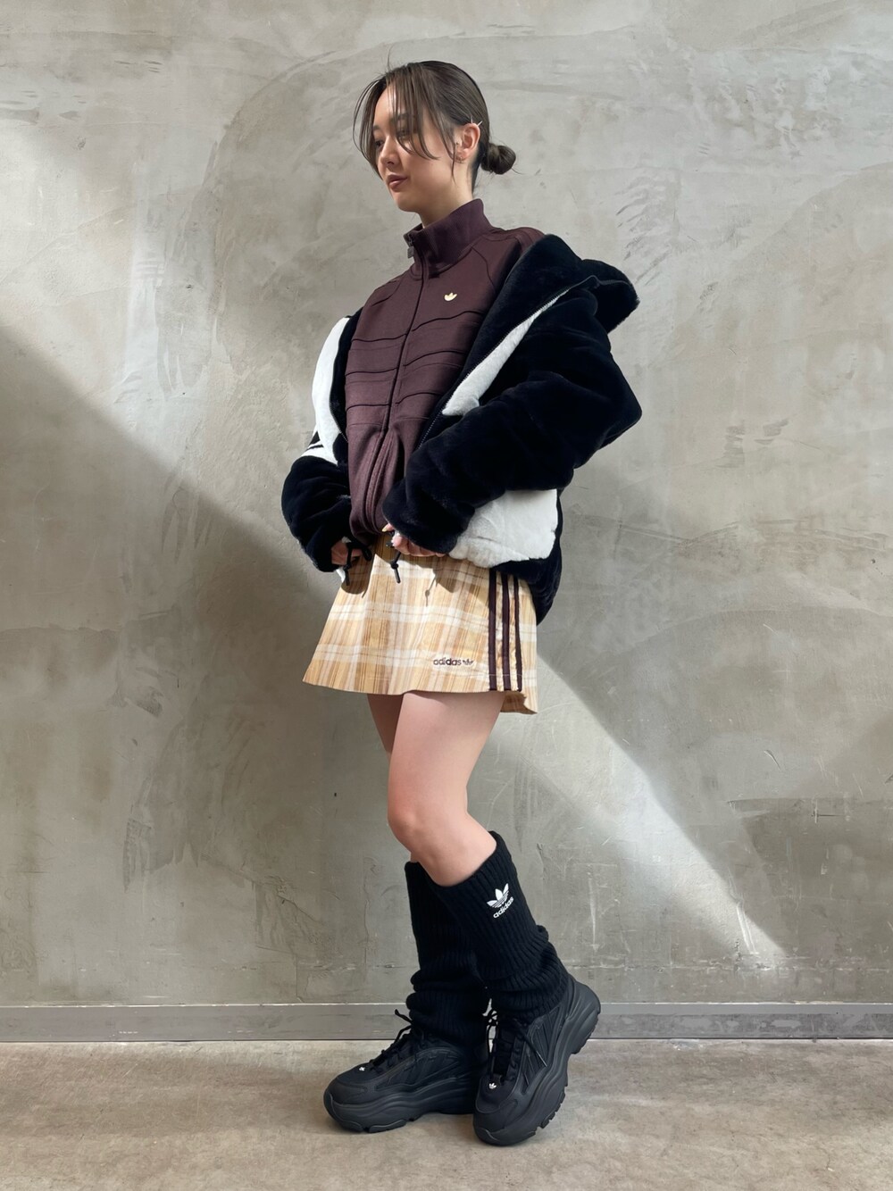 「スニーカー、スカート、adidas、レッグウォーマー、アディダス、ファージャケット、adidas originals、アディダスオリジナルス、トラックトップ、オズガイア」｜「adidasのファートラックジャケット / アディダスオリジナルス adidas Originals（ブルゾン、ブラック系）」を使った、RTさん（レディース・160cm）の秋コーディネートの1枚目の写真
