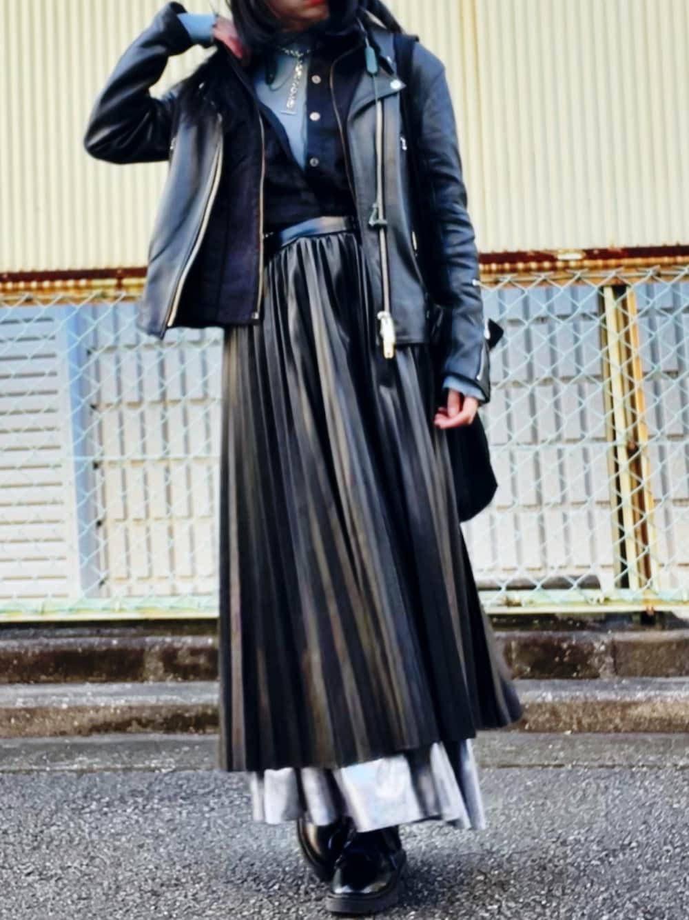 「真冬のあったかスタイル、ブラックコーデ、ブラック、冬、冬コーデ、モード、レイヤード、レザー、レザースカート、JEANASiS、GU」｜「JEANASISの【選べる着丈】アソートグリッターフレアスカート/207358（スカート、シルバー系）」を使った、mocamocaさん（骨格ナチュラル・レディース・156cm）の冬コーディネートの1枚目の写真