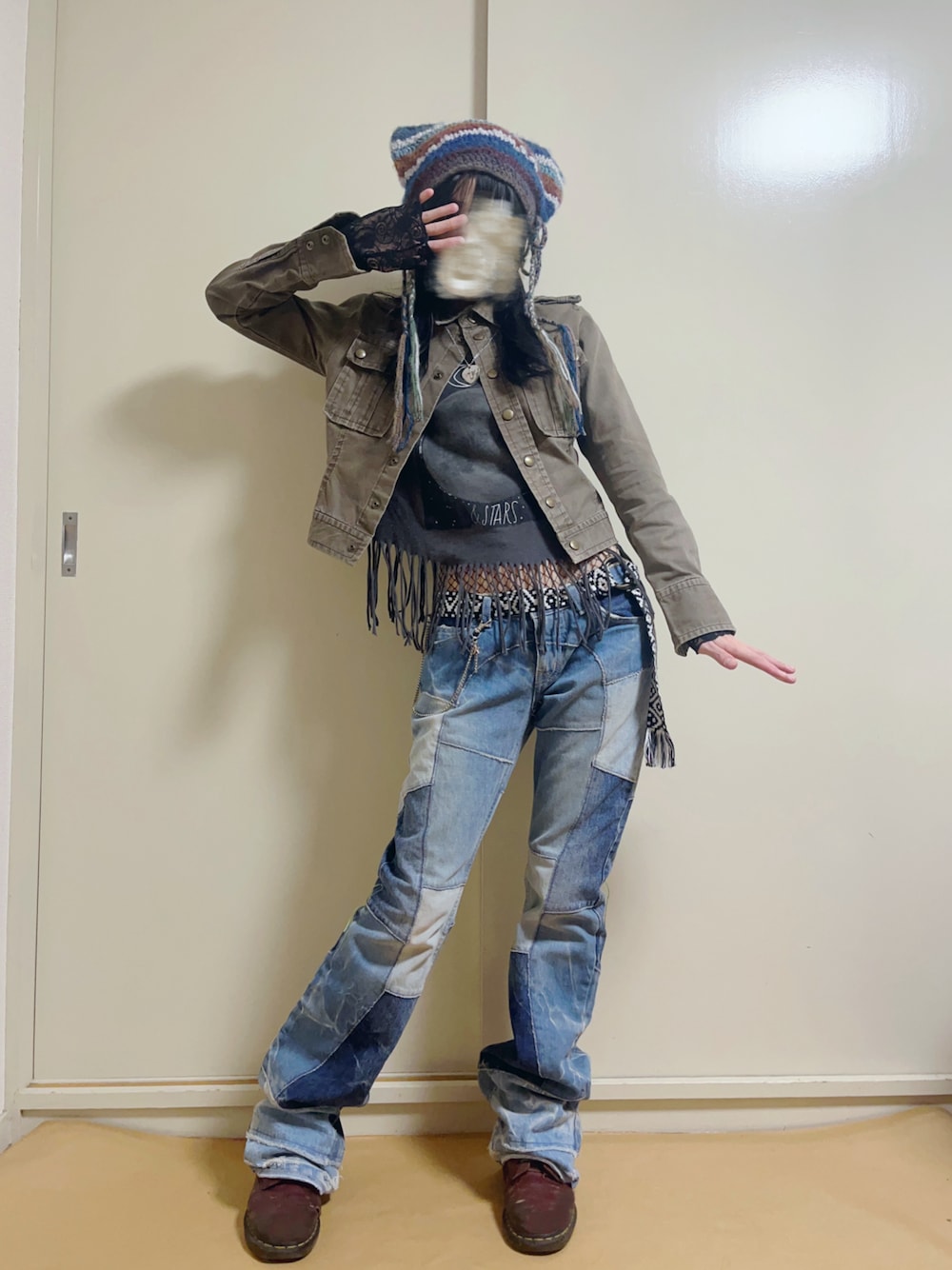 「秋服、秋コーデ、韓国ファッション、y2k、グランジ、ヒステリックグラマー、Dr.Martens、GAP、デニム、猫耳ニット帽」｜「American Eagleのアイテム（Tシャツ/カットソー、グレー系）」を使った、mocamocaさん（骨格ナチュラル・レディース・156cm）の秋コーディネートの1枚目の写真