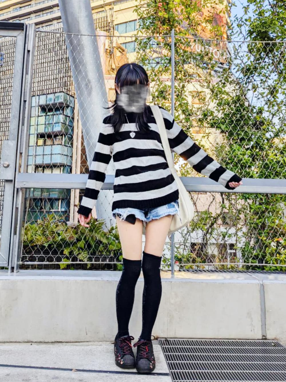 「秋っぽコーデ更新中、着回しコーデ、秋服コーデ、パンク、ストリート、y2k、ニット、ショートパンツ、スニーカー、ボーダー」｜「LIGHT-HEARTEDのアイテム（ニット/セーター、ブラック系）」を使った、mocamocaさん（骨格ナチュラル・レディース・156cm）の秋コーディネートの1枚目の写真