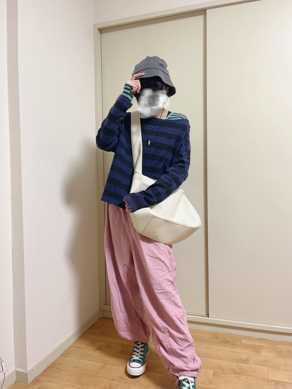 「秋っぽコーデ更新中、GU、converse、niko and…、ニコアンド、ストリート、メンズライク、シンプルスタイル、ラフコーデ、スニーカー、バケットハット、カーゴパンツ」｜「niko and...の[MODE NORM CORE]シャカバルーンカーゴパンツ（カーゴパンツ、ピンク系）」を使った、mocamocaさん（骨格ウェーブ・レディース・156cm）の秋コーディネートの1枚目の写真