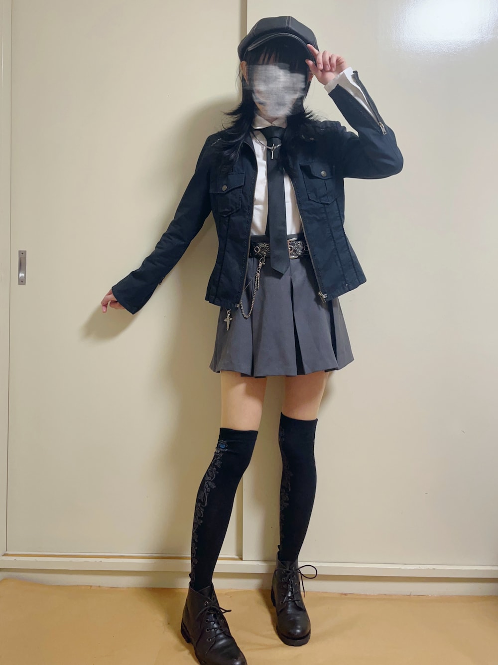 「おしゃ見えテクニック、今日のコーデ、秋のコーデ、ガーリーコーデ、GU、キャスケット、レザー、ネクタイコーデ、ミニスカート、ブーツ」｜「VIVAYOUのアイテム（ジャケット/アウター、ブラック系）」を使った、mocamocaさん（骨格ナチュラル・レディース・156cm）の秋コーディネートの1枚目の写真