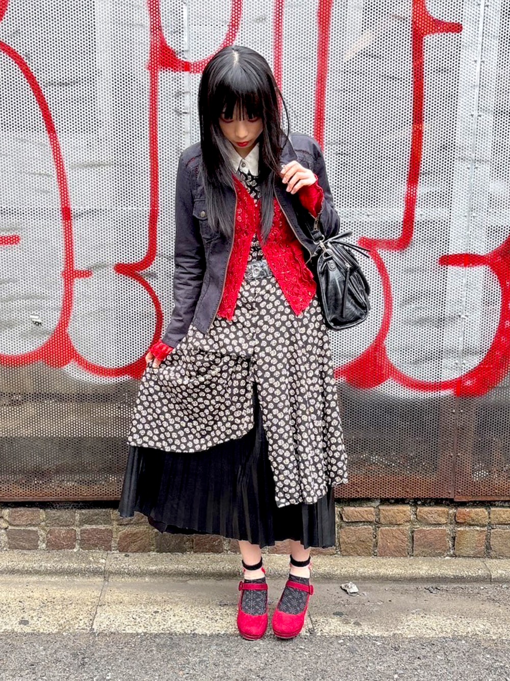 「大人フェミニン、オトナカワイイ、モノトーン、黒、赤、レトロ、JEANASiS、GU、レイヤードスタイル、ワンピース」｜「JEANASISのアンティークフェイクレザーボストン/326034（ボストンバッグ、ブラック系）」を使った、mocamocaさん（骨格ナチュラル・レディース・156cm）の夏コーディネートの1枚目の写真