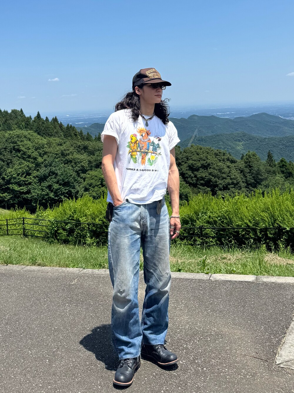 Levi'sのアイテムを使った「Tシャツ×デニム」の人気ファッション