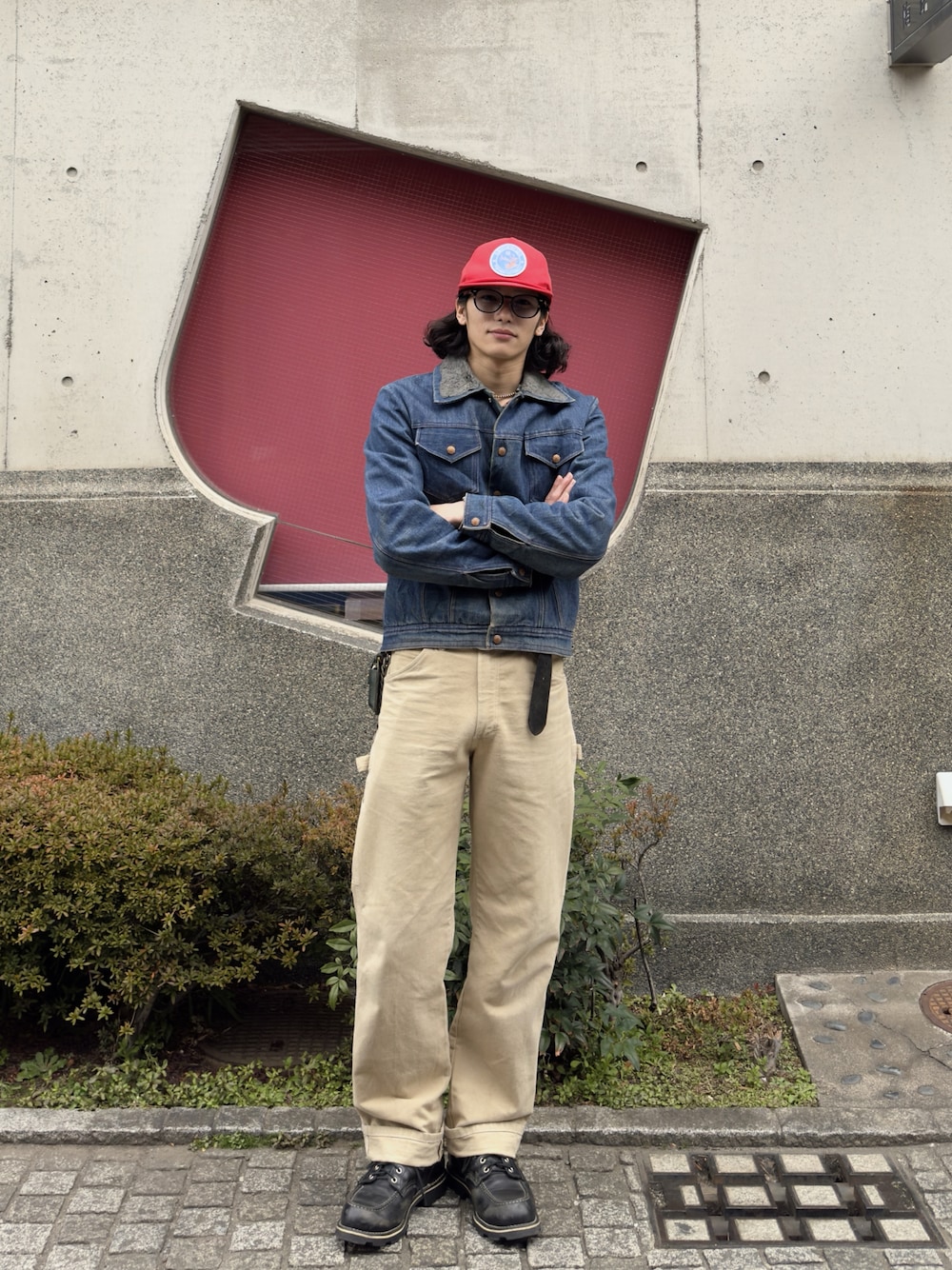 ブルー系のデニムジャケット、ベージュ系のチノパンツ、ブラック系のブーツを着用したメンズの冬コーディネートの1枚目の写真