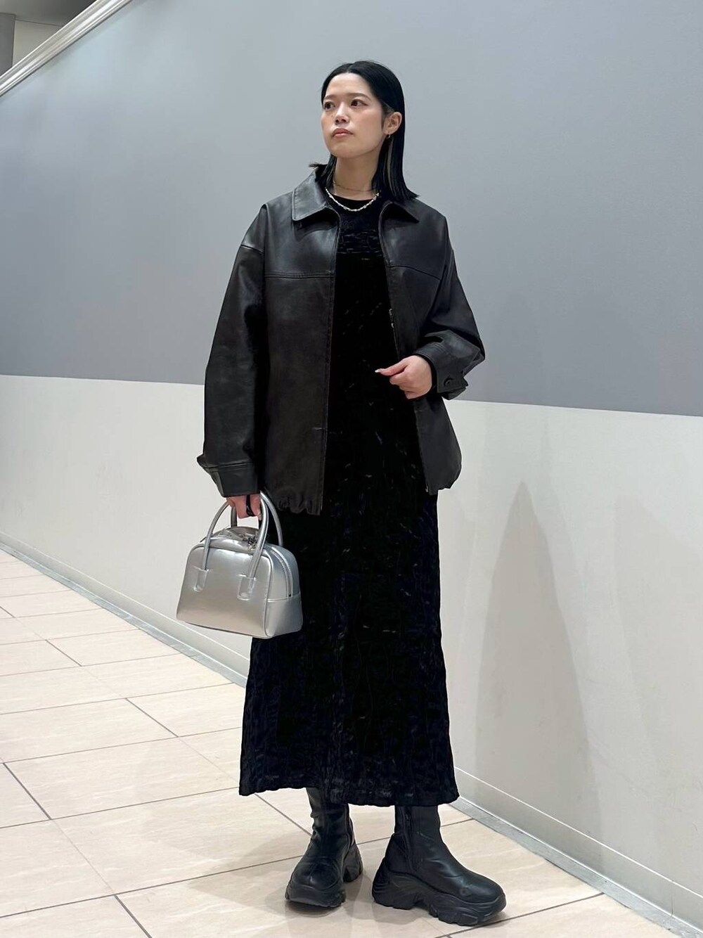 「着痩せ・細見え、カジュアル、差し色コーデ、ローリーズスタイル_LOWRYS FARM、LOWRYS FARM、キャミワンピース、ワンピース、レザー、アウター、ブーツ、秋コーデ、冬コーデ」｜「LOWRYS FARMのストレッチスニーカーブーツ　133385（ブーツ、ブラック系）」を使った、mikaさん（レディース・163cm）の冬コーディネートの1枚目の写真
