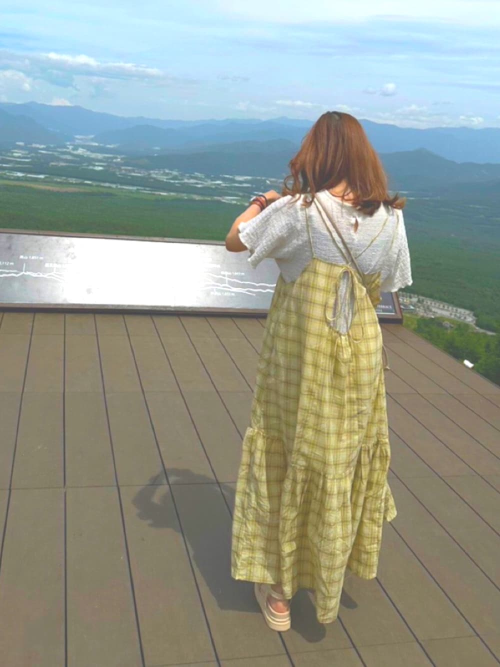 「ゆるコーデ、夏ファッション、サンダルコーデ、おでかけコーデ、大人可愛い、夏、低身長、ワンピース、お出かけコーデ」｜「Kastaneの【サイズ展開あり/WEB限定カラー】ティアードチェックキャミワンピース（ワンピース、イエロー系）」を使った、あじしおさん（レディース・151cm）の秋コーディネートの1枚目の写真