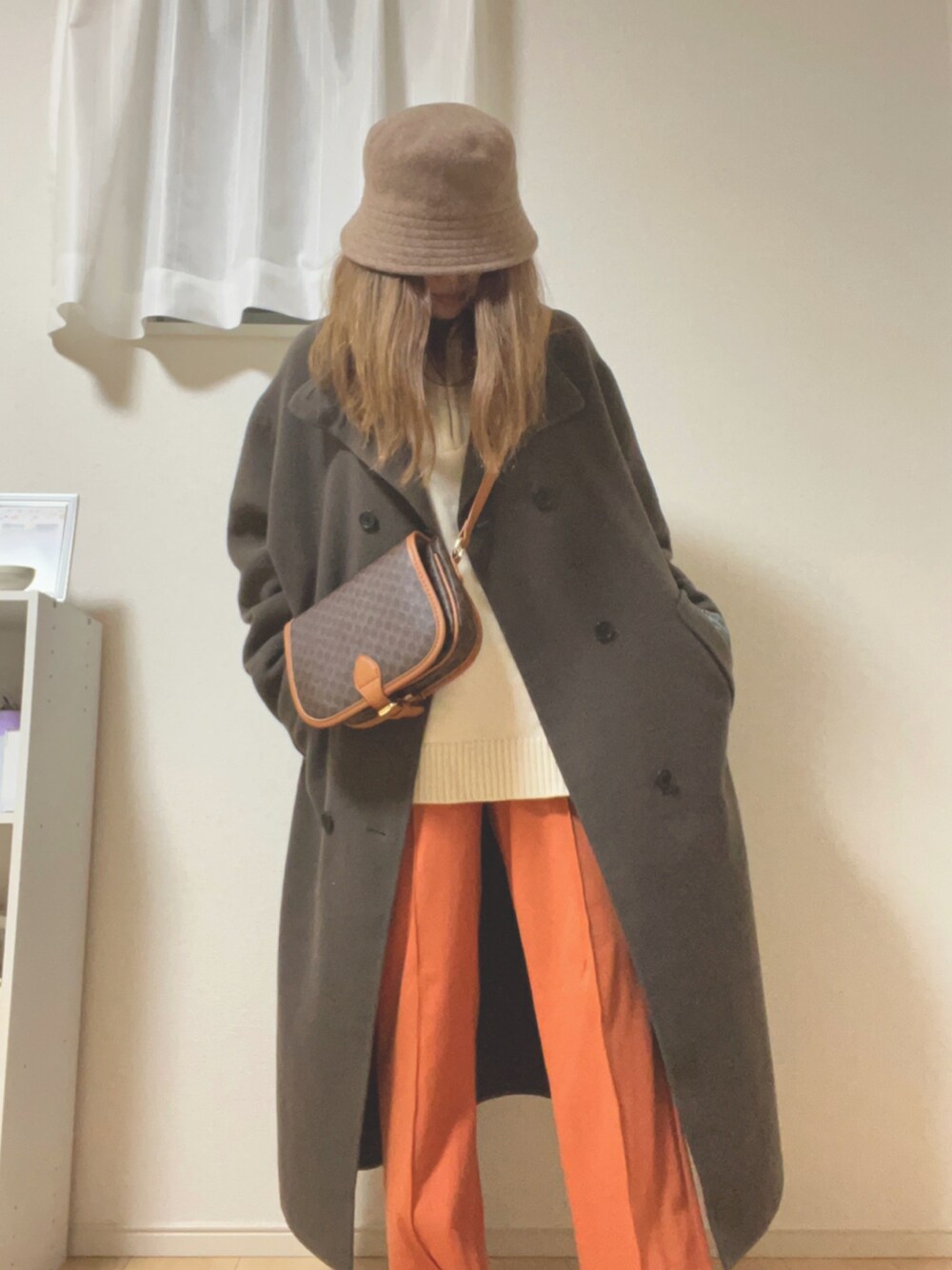 「冬コーデ、大人コーデ、オトナカワイイ、ハーフジップ、低身長、おしゃれさんと繋がりたい、オレンジパンツ、オレンジコーデ、カジュアルコーデ」｜「LOWRYS FARMのスタイルＵＰポンチパンツ　165162（その他パンツ、オレンジ系）」を使った、あじしおさん（レディース・151cm）の冬コーディネートの1枚目の写真