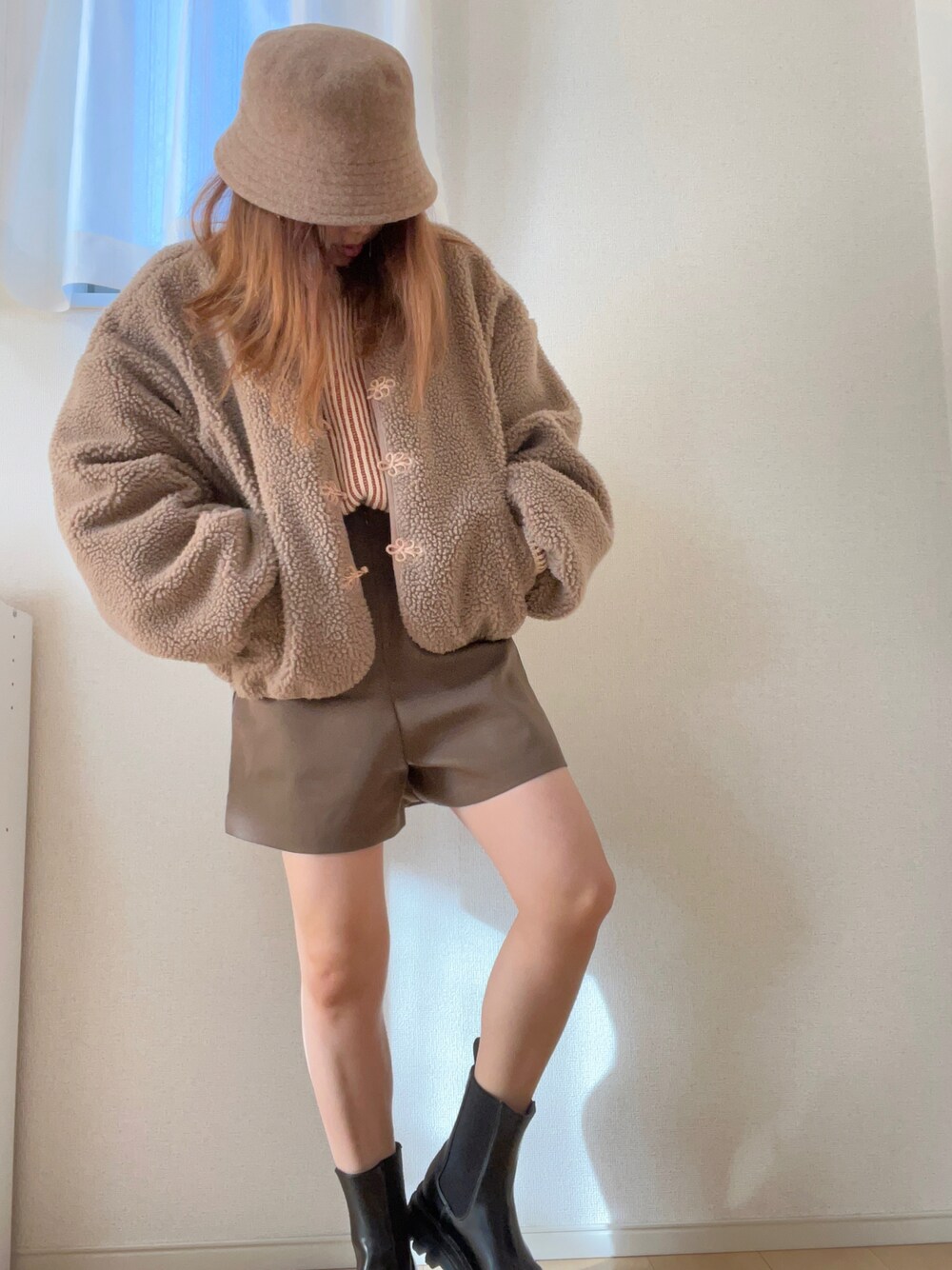 「おしゃれさんと繋がりたい、ブーツスタイル、低身長女子、カフェオレコーデ、ショートパンツ、ベージュコーデ、ブラウンコーデ、低身長コーデ、あざとかわいい」｜「moi tyttoのチャイナボタンボアブルゾン（ブルゾン、ブラウン系）」を使った、あじしおさん（レディース・151cm）の冬コーディネートの1枚目の写真