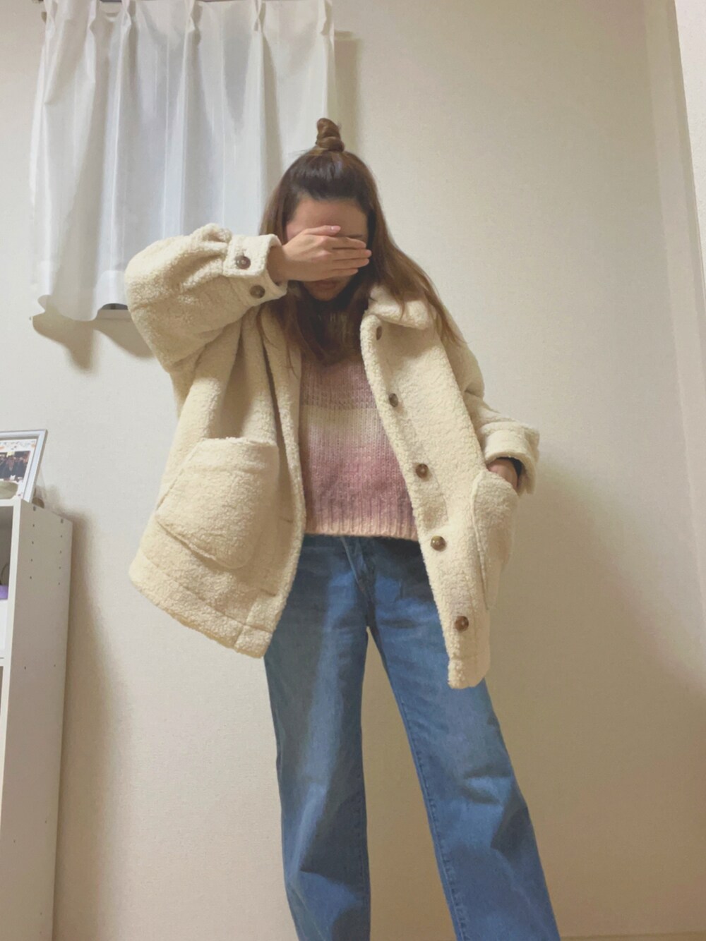 「休日コーデ、大人カジュアル、低身長コーデ、冬コーデ、ボアジャケット、デニムパンツ、グラデーション、おしゃれさんと繋がりたい」｜「LOWRYS FARMのＣＯＮＥアシメデニムパンツ＊　177906（デニムパンツ、ブルー系）」を使った、あじしおさん（レディース・151cm）の冬コーディネートの1枚目の写真