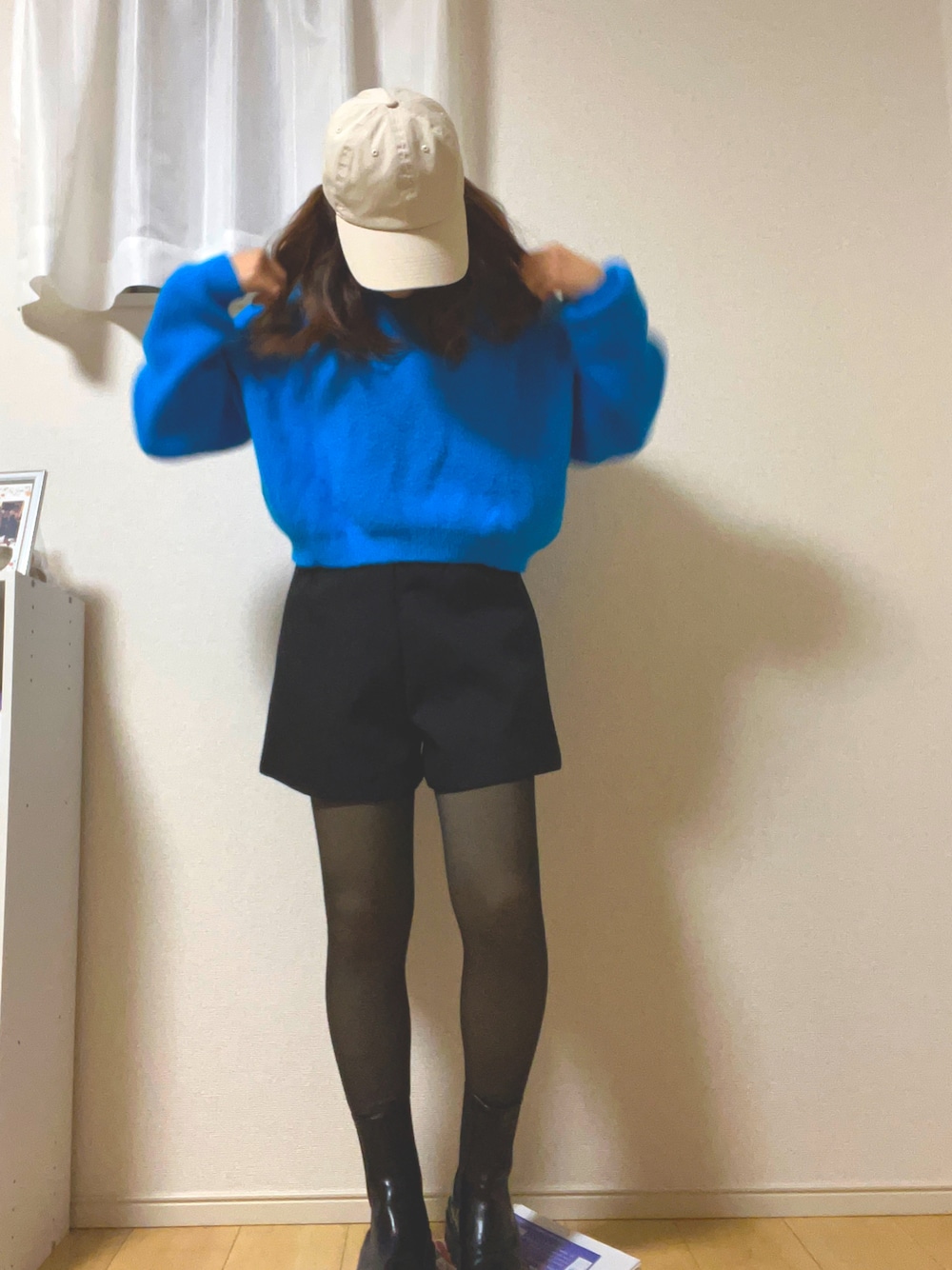 「おしゃれさんと繋がりたい、ニット、ショートブーツ、ショートパンツ、低身長、低身長女子、青ニット、ギャル」｜「GRLのタックショートパンツ（その他パンツ、ブラウン系）」を使った、あじしおさん（レディース・151cm）の冬コーディネートの1枚目の写真