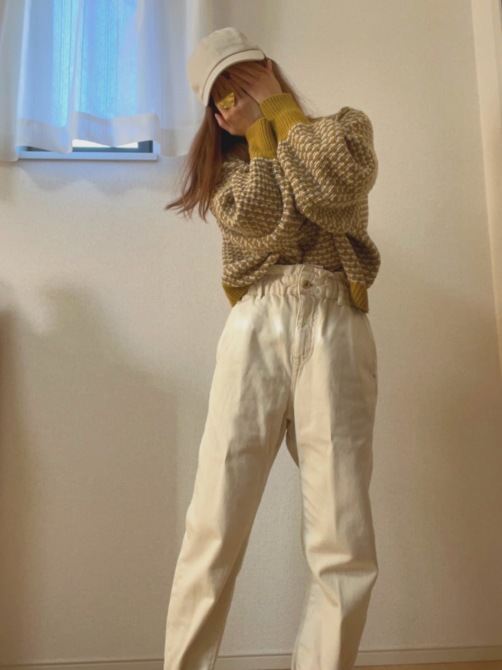 「低身長女子、カラーニット、おしゃれさんと繋がりたい、カジュアルコーデ、ゆるコーデ、デニムパンツ、カラーコーデ」｜「newhattanの【newhattan】  ニューハッタン キャップ STONE WASHED TWILL CAP（キャップ、ベージュ系）」を使った、あじしおさん（レディース・151cm）の冬コーディネートの1枚目の写真