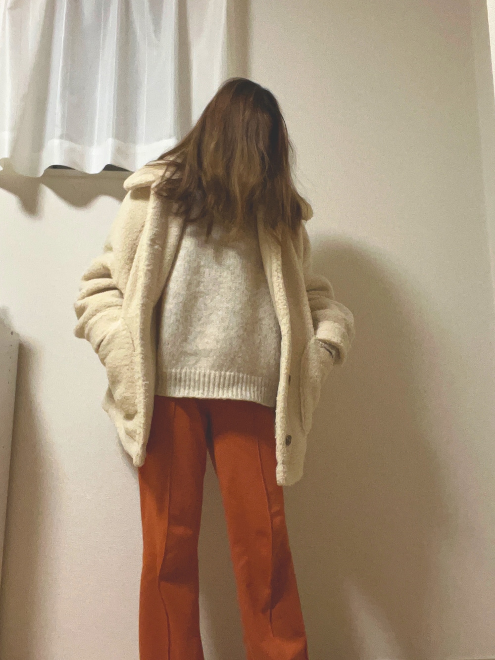 「今日のコーデ、パンツスタイル、おしゃれさんと繋がりたい、大人カジュアル、冬アウター、ボアジャケット、低身長コーデ、カラーパンツ、低身長女子」｜「LOWRYS FARMのスタイルＵＰポンチパンツ　165162（その他パンツ、オレンジ系）」を使った、あじしおさん（レディース・151cm）の冬コーディネートの1枚目の写真