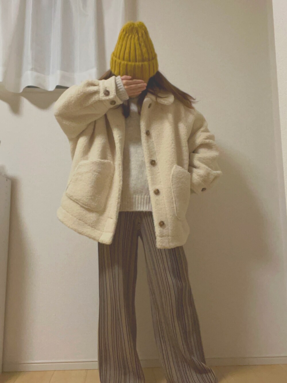 「ボアジャケット、おしゃれさんと繋がりたい、冬コーデ、低身長コーデ、低身長、ゆるコーデ、ニット帽、淡色コーデ、マスタードイエロー」｜「Ungridのカラーモヘア混ルーズニット ( 短丈・クロップドトップス )（ニット/セーター、ホワイト系）」を使った、あじしおさん（レディース・151cm）の冬コーディネートの1枚目の写真