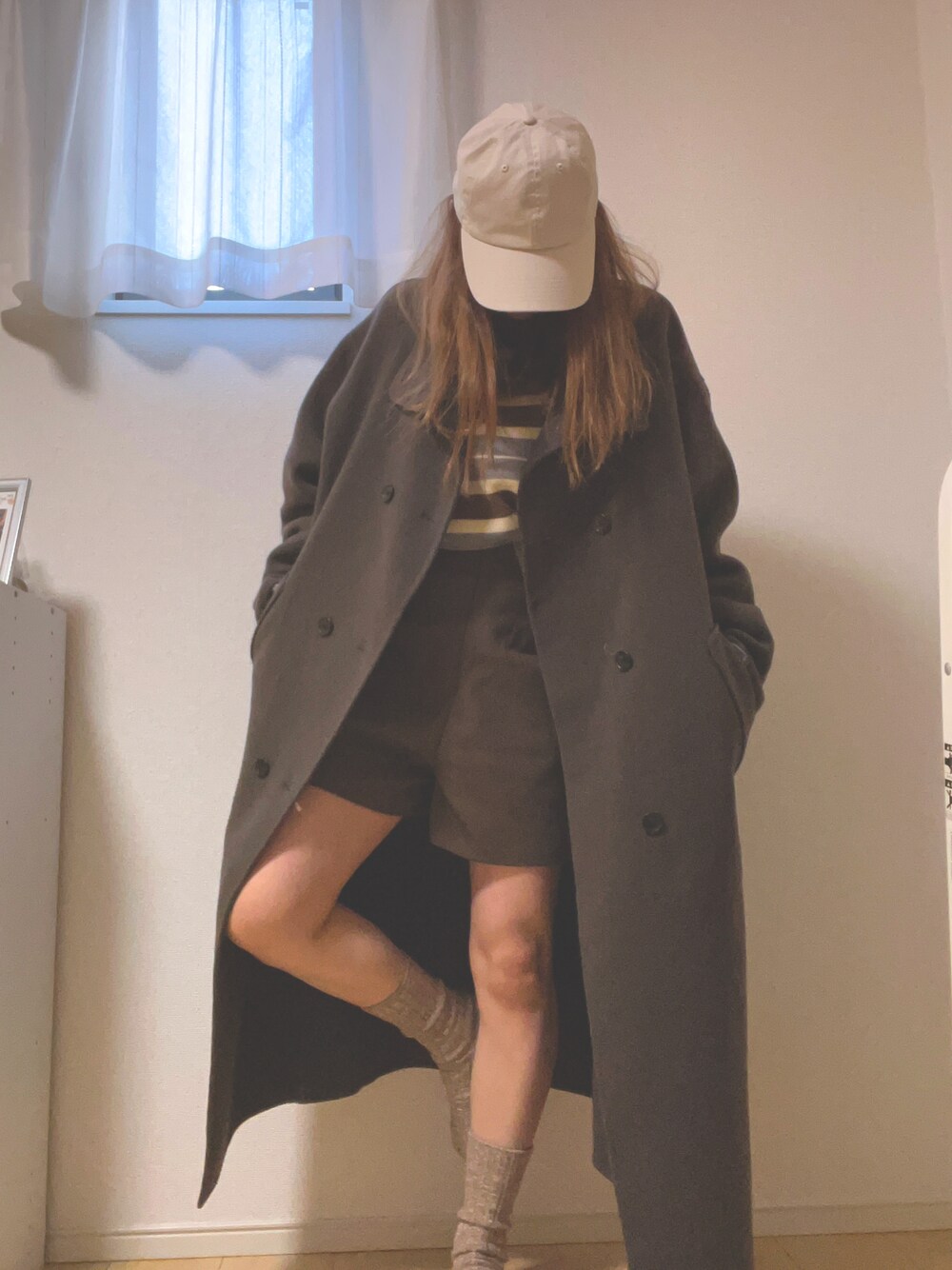 「低身長コーデ、ショートパンツ、ブラウンコーデ、おしゃれさんと繋がりたい、ボーダーニット、キャップ、シンプルスタイル、オトナカワイイ、ロングコート」｜「GRLのタックショートパンツ（その他パンツ、ブラウン系）」を使った、あじしおさん（レディース・151cm）の冬コーディネートの1枚目の写真