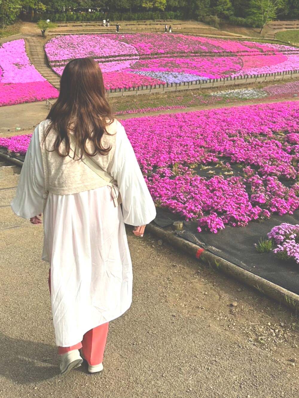 「いまどきジャケット写真、大人女子、春服コーデ、カジュアル、おでかけ、ゆったりコーデ、春カラー、オトナカワイイ、低身長女子、低身長コーデ」｜「LOWRYS FARMのバンドカラーロングシャツＬS　931703（シャツ/ブラウス、ホワイト系）」を使った、あじしおさん（レディース・151cm）の春コーディネートの1枚目の写真