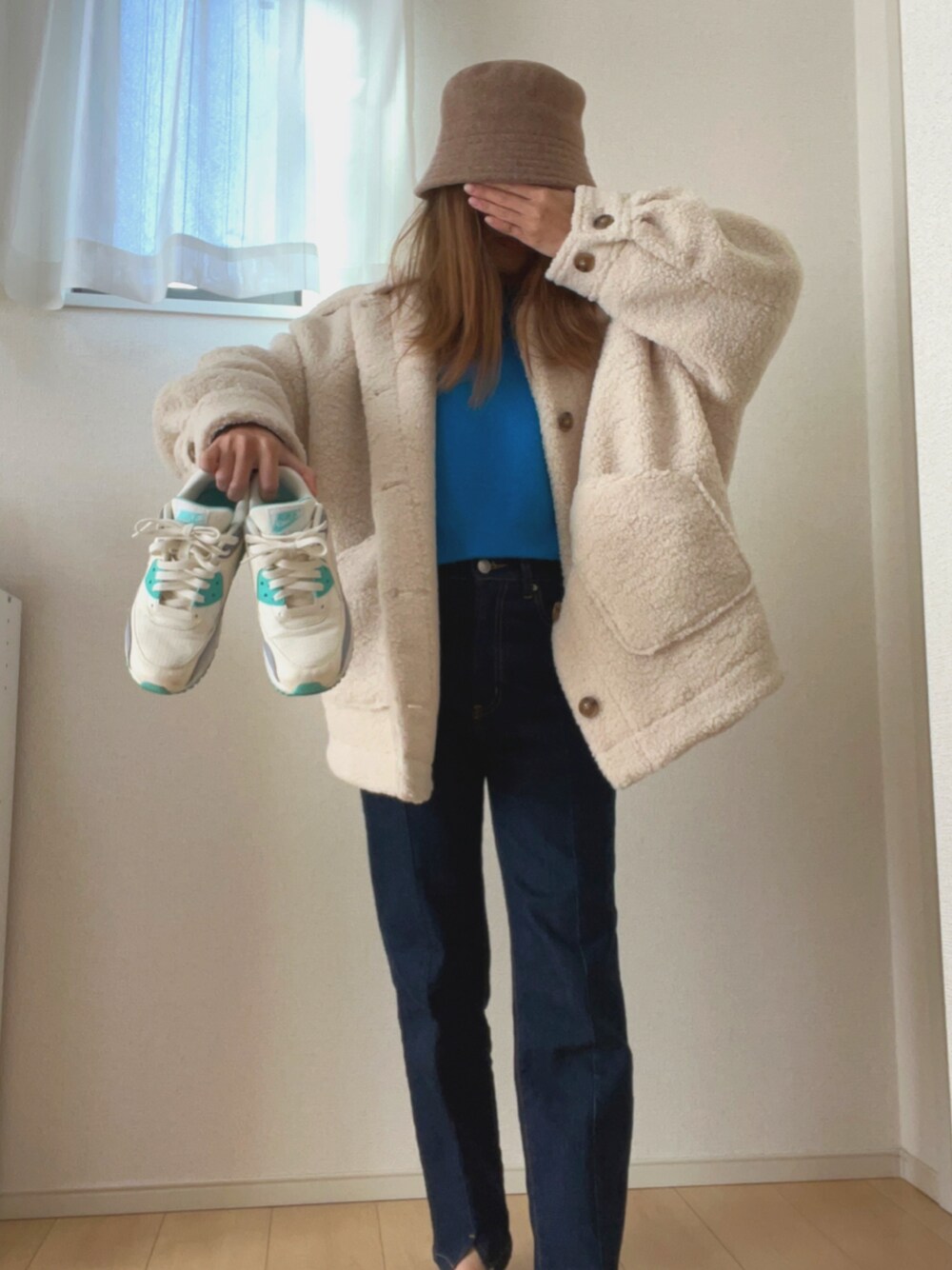 「カジュアルコーデ、大人カジュアル、冬アウター、デニムパンツ、おしゃれさんと繋がりたい、低身長コーデ、低身長女子、ボアジャケット、ブルーコーデ、ブルー x ホワイト」｜「Re:EDITの[神山まりあさん着用][低身長/高身長サイズ有]センタースリットリサイクルデニム（デニムパンツ、ブルー系）」を使った、あじしおさん（レディース・151cm）の冬コーディネートの1枚目の写真