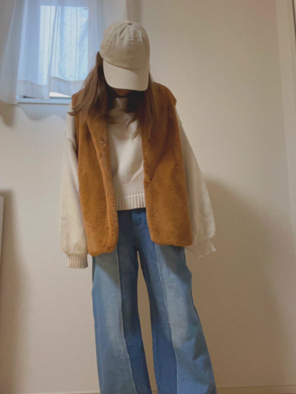 「シンプルスタイル」｜「coenのフェイクファーベスト（ベスト、ブラウン系）」を使った、あじしおさん（レディース・151cm）の冬コーディネートの1枚目の写真
