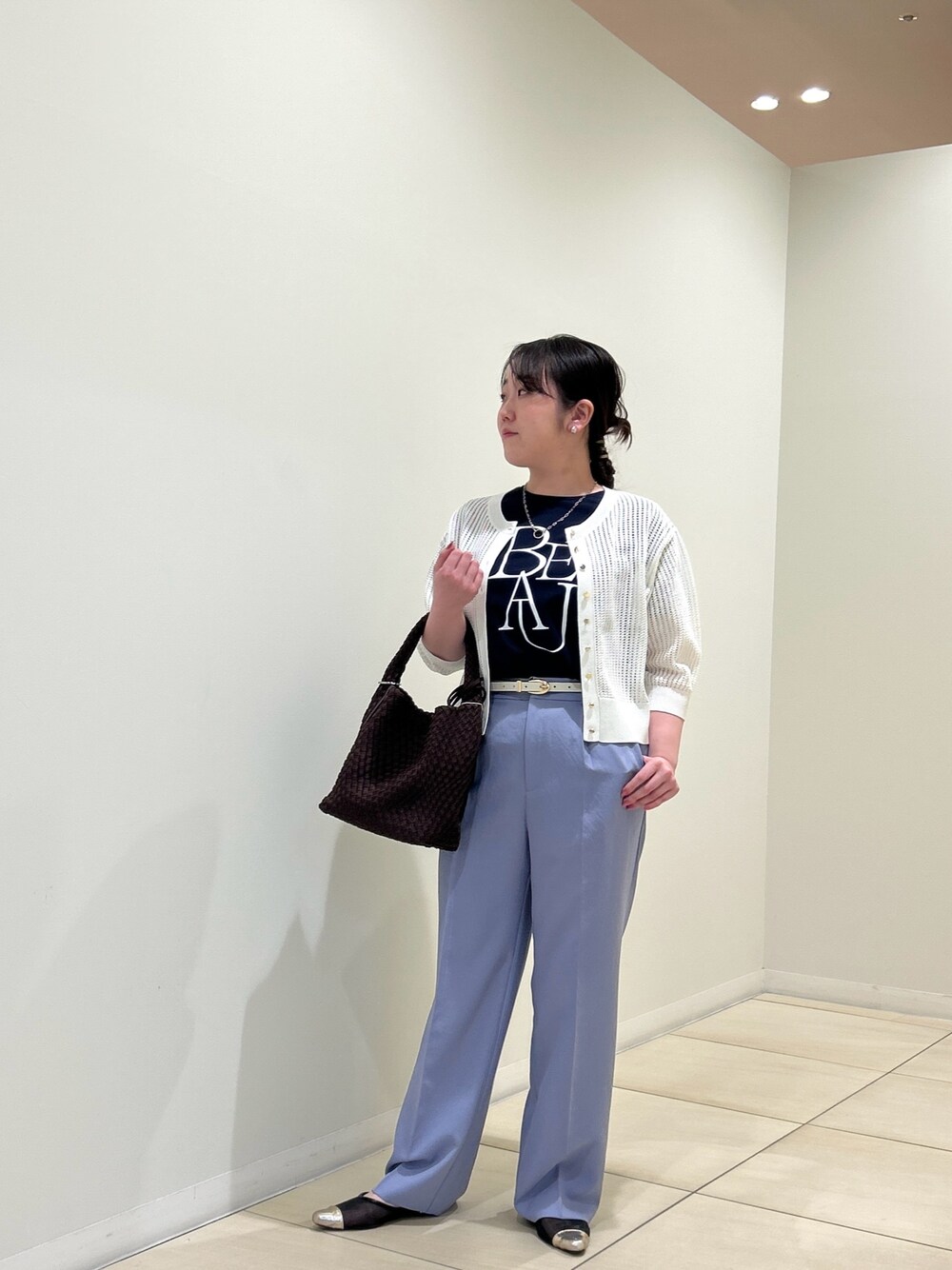 ホワイト系のカーディガン/ボレロ、ブルー系のTシャツ/カットソー、ブルー系のその他パンツを着用したレディースの春コーディネートの1枚目の写真