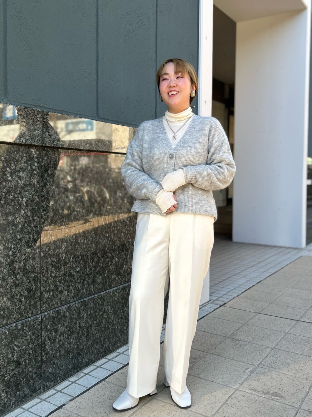グレー系のカーディガン/ボレロ、ホワイト系のTシャツ/カットソー、ホワイト系のその他パンツを着用したレディースの冬コーディネートの1枚目の写真