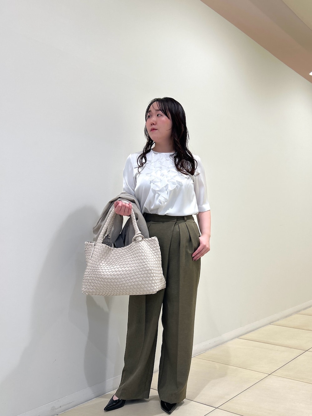 ベージュ系のテーラードジャケット、グリーン系のその他パンツ、ホワイト系のシャツ/ブラウスを着用したレディースの春コーディネートの1枚目の写真