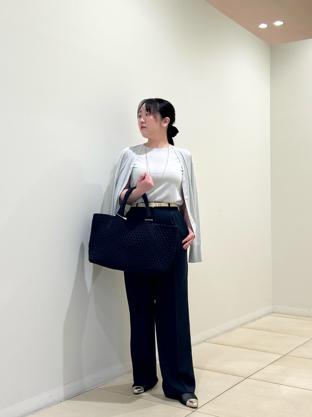 シルバー系のカーディガン/ボレロ、シルバー系のニット/セーター、ブルー系のその他パンツを着用したレディースの夏コーディネートの1枚目の写真