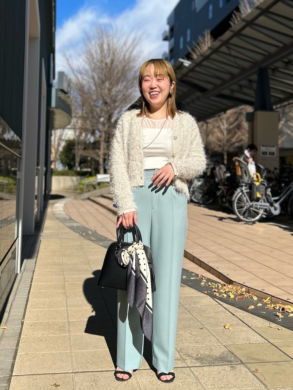 「レイヤードスタイル、ニット、カーディガン、ワイドパンツ、カットソー、シアートップス、カラーパンツ、ラメ、春、春コーデ、オトナカジュアル、ママコーデ、オトナ女子、骨格ストレート、ぽっちゃり」｜「NOLLEY’Sの《手洗い可能》ラメファンシーVネックカーディガン（カーディガン/ボレロ、ホワイト系）」を使った、Hori.Aさん（レディース・158cm）の冬コーディネートの1枚目の写真
