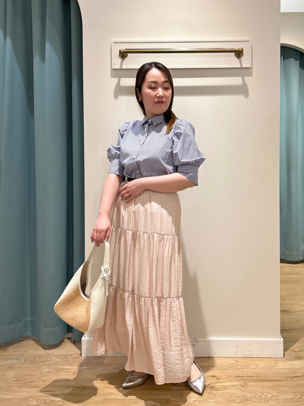 ブルー系のシャツ/ブラウス、ピンク系のスカート、ホワイト系のトートバッグを着用したレディースの夏コーディネートの1枚目の写真