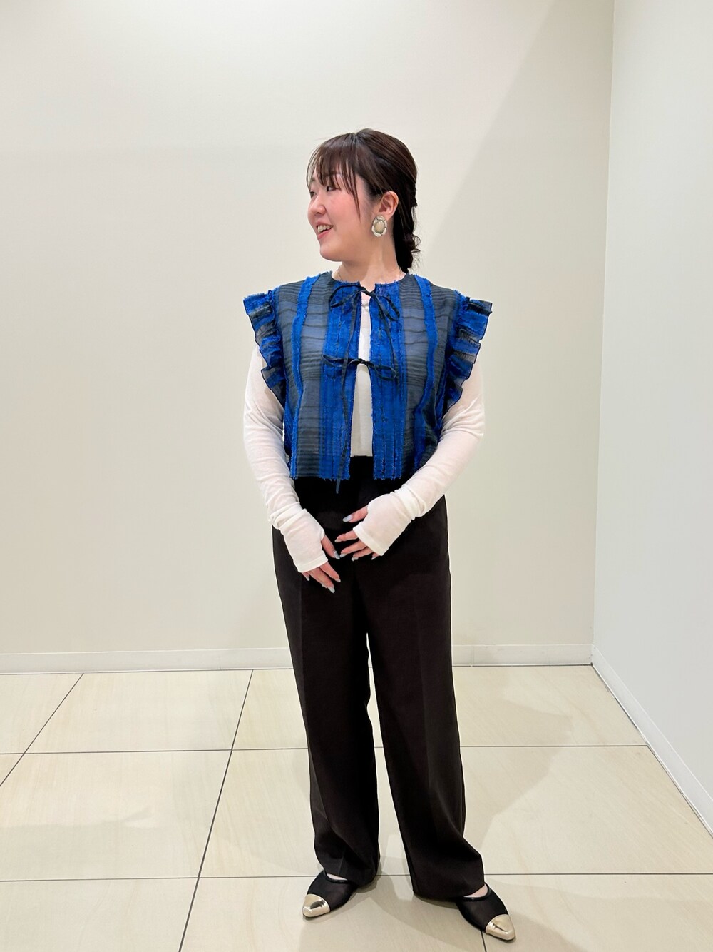 ブルー系のシャツ/ブラウス、ブラウン系のその他パンツ、シルバー系のリングを着用したレディースの秋コーディネートの1枚目の写真