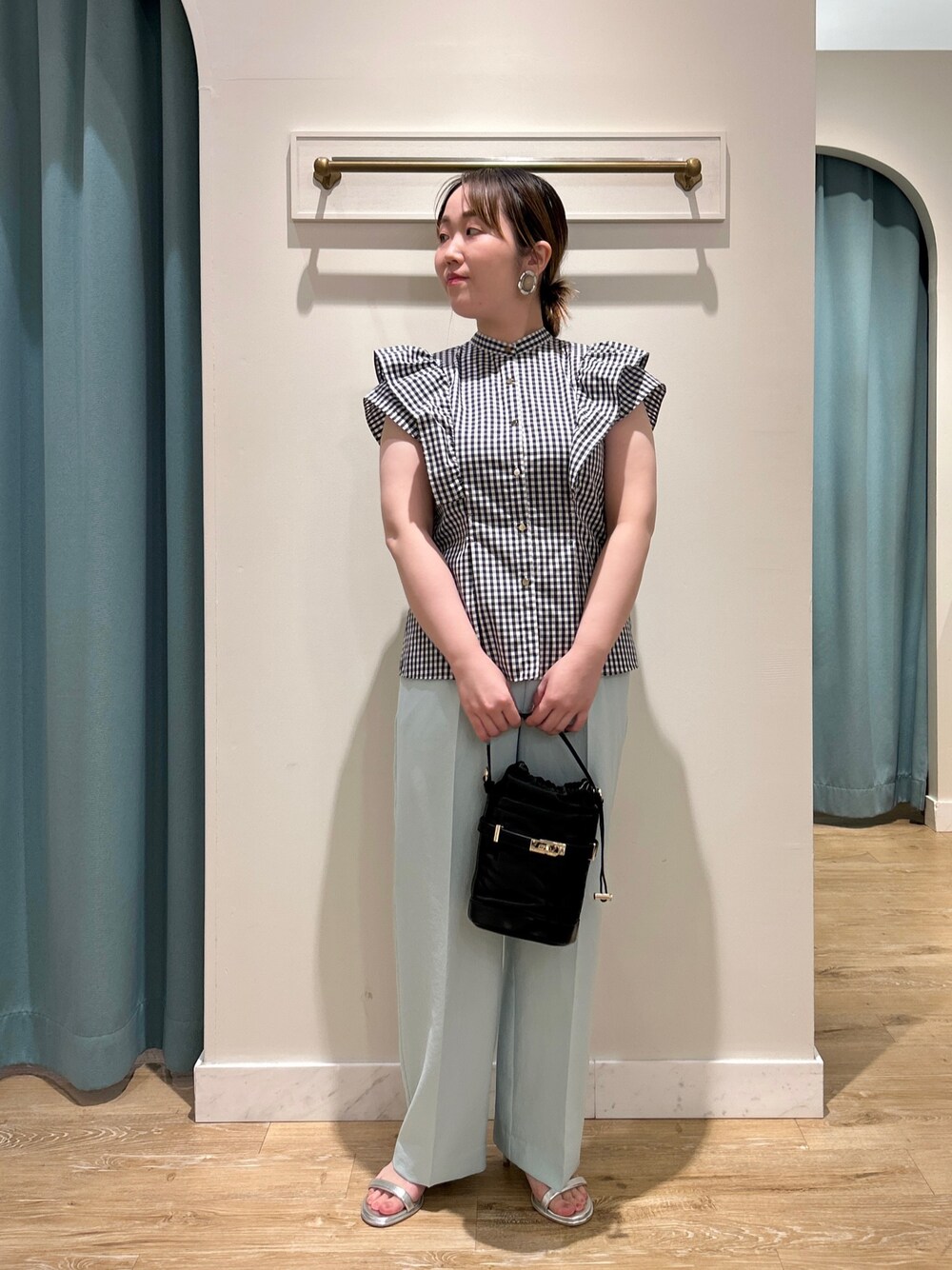 ブルー系のシャツ/ブラウス、グリーン系のその他パンツ、ブラック系のショルダーバッグを着用したレディースの夏コーディネートの1枚目の写真