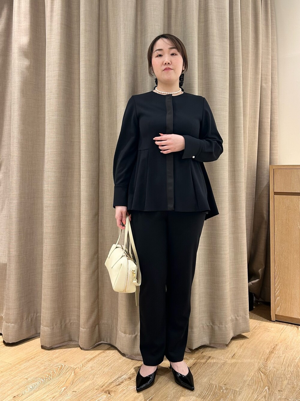 ブルー系のシャツ/ブラウス、ブルー系のその他パンツ、ホワイト系のボストンバッグを着用したレディースの春コーディネートの1枚目の写真