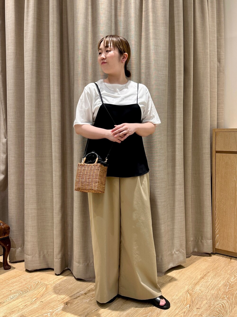 ホワイト系のTシャツ/カットソー、ブラック系のキャミソール、ベージュ系のその他パンツを着用したレディースの春コーディネートの1枚目の写真