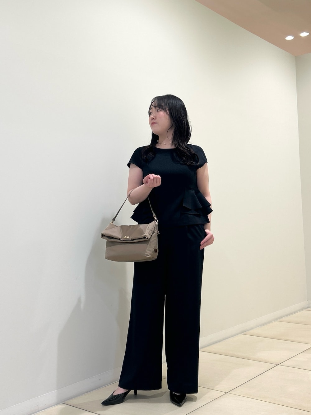 ブルー系のシャツ/ブラウス、ブルー系のその他パンツ、ベージュ系のショルダーバッグを着用したレディースの夏コーディネートの1枚目の写真