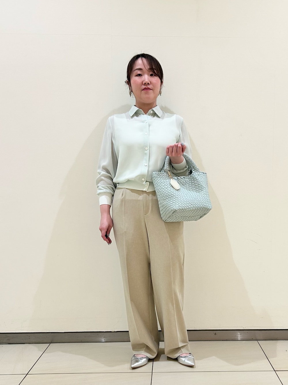 「ワイドパンツ、淡色コーデ、シンプルコーデ、きれいめカジュアル、休日スタイル、シアートップス、シャツスタイル、ラクチンコーデ、オトナ女子、オトナカジュアル、キレイめ、ママコーデ、お出かけコーデ、骨格ストレート、ぽっちゃり」｜「NOLLEY’Sのカフス裾リブシフォンシャツ（シャツ/ブラウス、グリーン系）」を使った、Hori.Aさん（骨格ストレート・レディース・158cm）の春コーディネートの1枚目の写真
