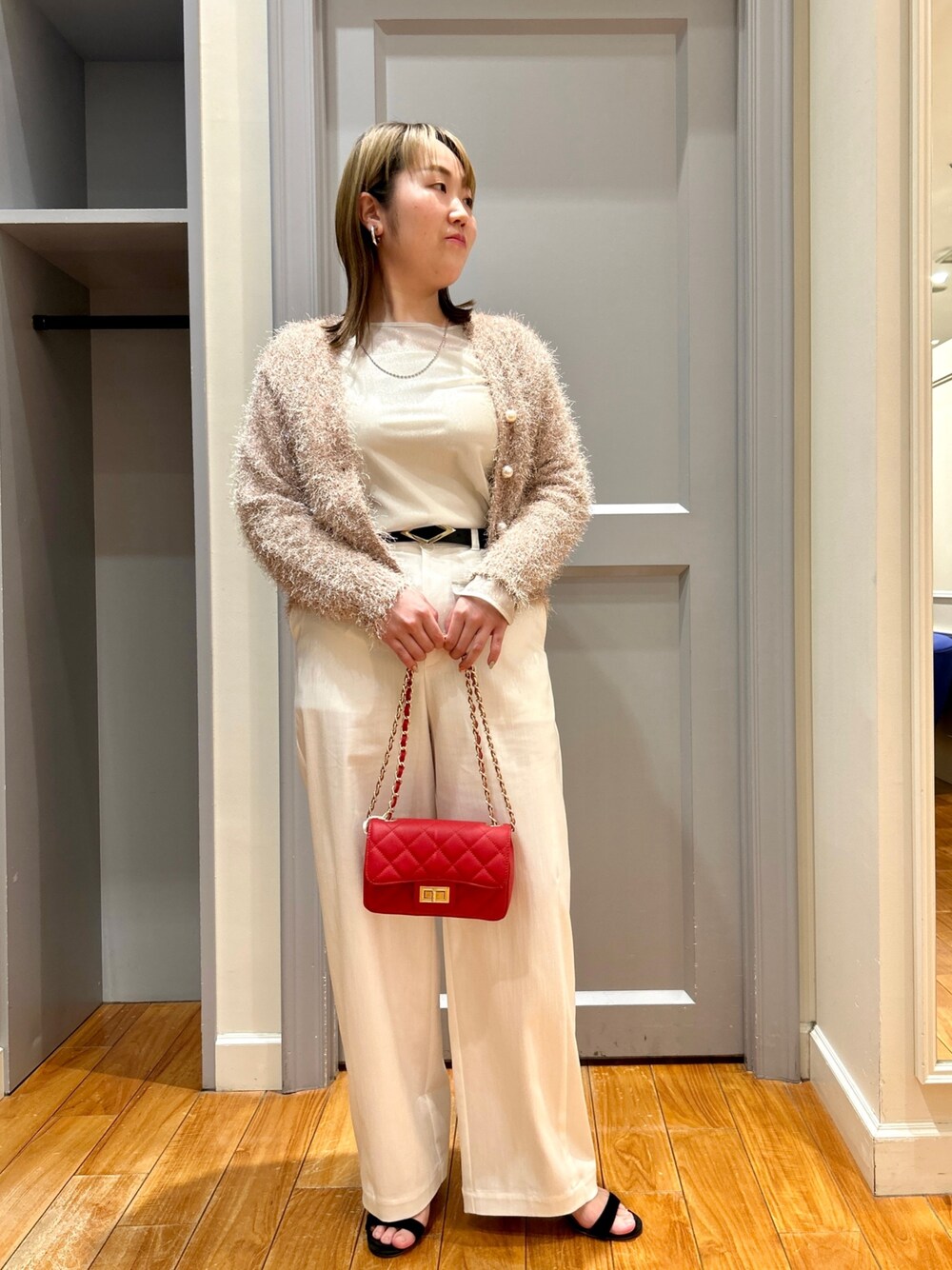 ピンク系のカーディガン/ボレロ、ホワイト系のチノパンツ、ベージュ系のTシャツ/カットソーを着用したレディースの春コーディネートの1枚目の写真