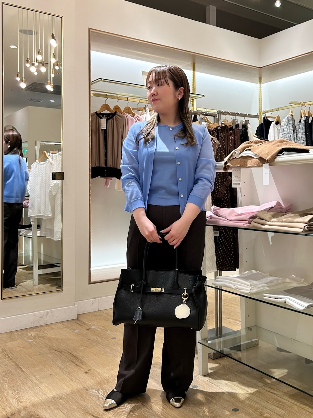 ブルー系のカーディガン/ボレロ、ブルー系のニット/セーター、ブラウン系のその他パンツを着用したレディースの秋コーディネートの1枚目の写真