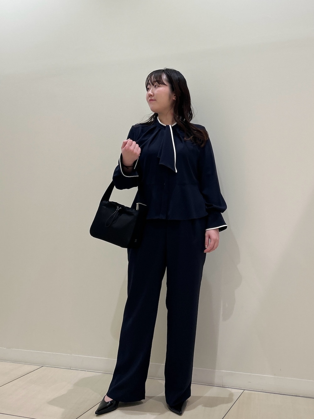 ブルー系のシャツ/ブラウス、ブルー系のその他パンツ、ブラック系のハンドバッグを着用したレディースの春コーディネートの1枚目の写真