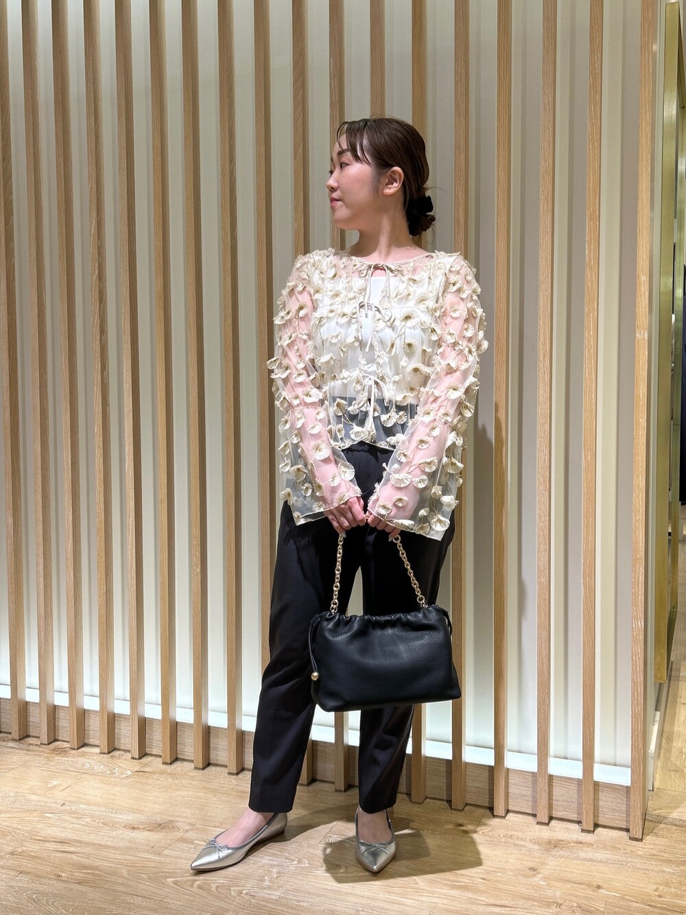 ホワイト系のシャツ/ブラウス、グレー系のその他パンツ、ホワイト系のタンクトップを着用したレディースの秋コーディネートの1枚目の写真