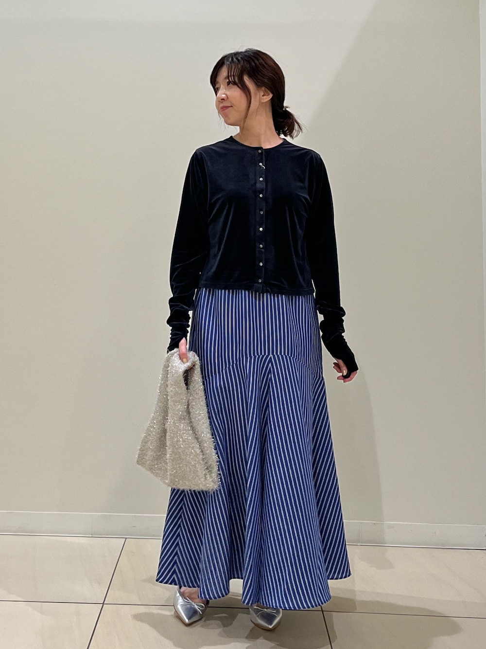 「ベロア、カーディガン、ロングスカート、ストライプスカート、ネイビー、秋コーデ、シアートップス、おでかけコーデ、初秋コーデ、オトナ女子、大人コーデ、大人ファッション、スカートコーデ、カーディガンコーデ、オトナカワイイ」｜「NOLLEY’Sのシアーベロア2WAYカーディガン（カーディガン/ボレロ、ブルー系）」を使った、ITOさん（レディース・156cm）の秋コーディネートの1枚目の写真