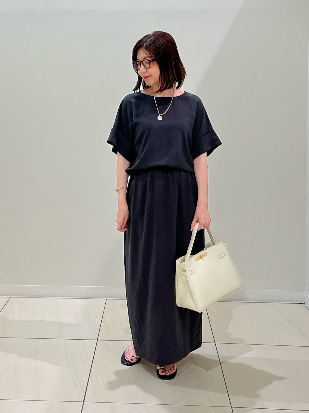 「モノトーン、サンダル、雨の日コーデ、ショルダーバッグ、夏コーデ、シンプルカジュアル、大人カジュアルコーデ、最近のいい感じコーデ、おしゃれさんと繋がりたい、スカートコーデ、夏服、大人女子、シンプルコーデ、シンプルスタイル、シンプルおしゃれが好き」｜「NOLLEY’Sの【松葉☆別注アイテム】《セットアップ対応》エアリージョーゼットWカフスブラウス（シャツ/ブラウス、グレー系）」を使った、ITOさん（レディース・156cm）の夏コーディネートの1枚目の写真