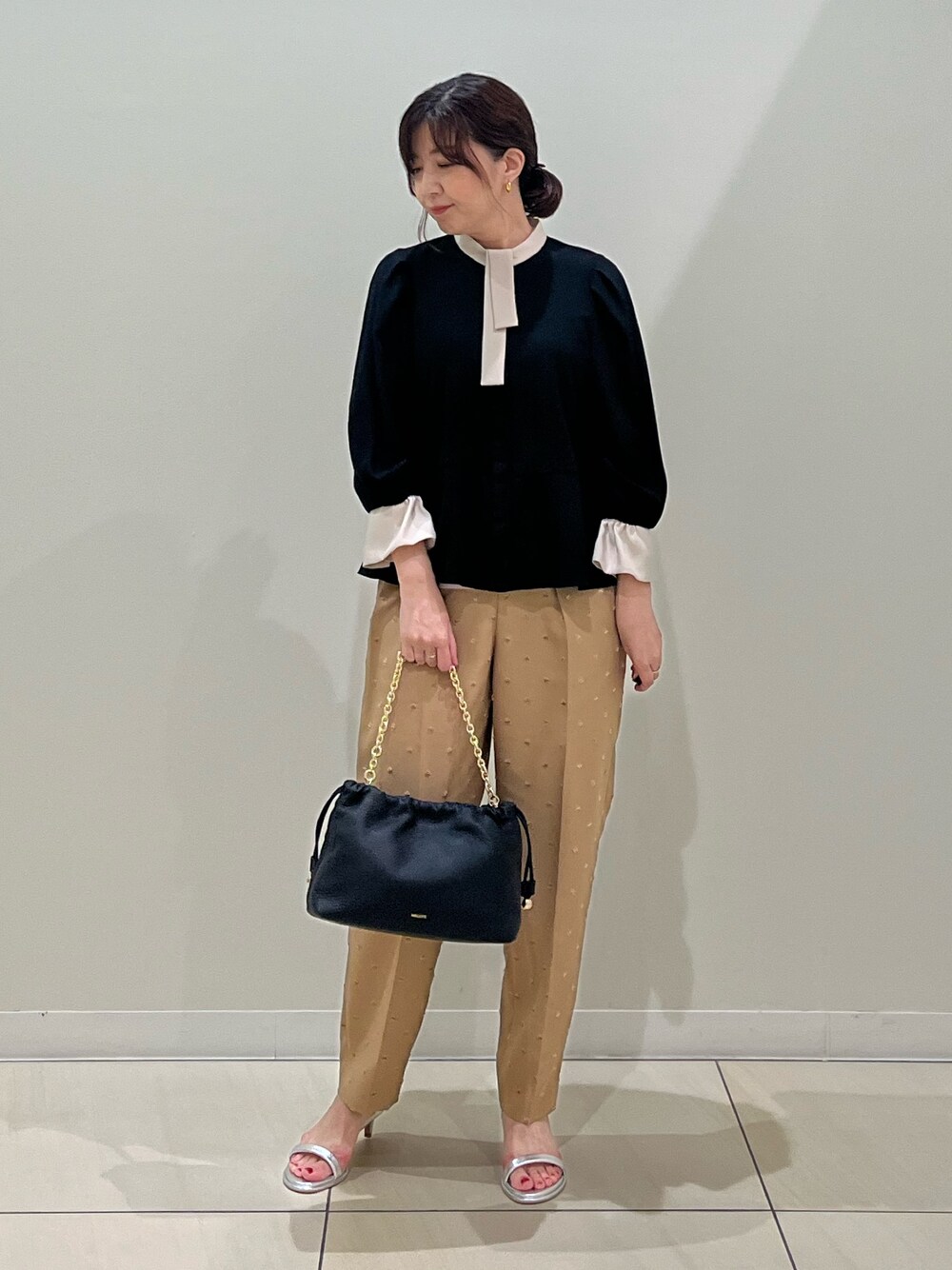 「お出かけコーデ、秋服準備はじめました、ブラック、ブラウス、ボウタイブラウス、ドットパンツ、ジャガード、秋コーデ、秋のコーデ、サンダル、お仕事コーデ、お仕事、キレイめ、きれいめコーディネート、秋色」｜「NOLLEY’Sのストレッチジョーゼット配色ボウタイ風ブラウス（シャツ/ブラウス、ブラック系）」を使った、ITOさん（レディース・156cm）の夏コーディネートの1枚目の写真