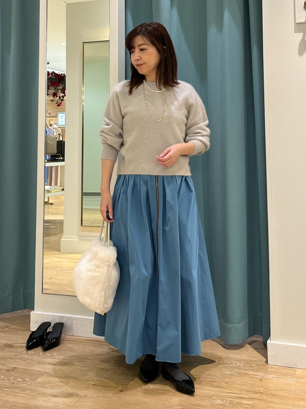 「ふわふわニット、冬ファッション、クリスマスに着たい服、お出かけコーデ、オトナ女子、キレイめ、おでかけコーデ、スカート、スカートスタイル、スカートコーデ、ニット、クリスマス、ふんわりスカート、リバーシブルスカート」｜「NOLLEY’Sのへアリークルーネックプルオーバーニット（ニット/セーター、ベージュ系）」を使った、ITOさん（レディース・156cm）の冬コーディネートの1枚目の写真