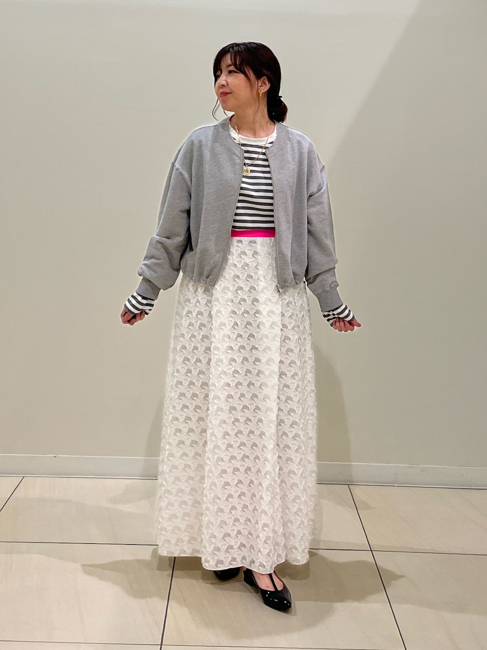 「裏毛トップス、ショートブルゾン、ボーダートップス、ボーダー、ボーダーTシャツ、ジップブルゾン、白スカート、カジュアルコーデ、秋服準備はじめました、おでかけコーデ、淡色コーデ、ホワイト、グレー、オトナ女子、オトナカワイイ」｜「Rie Millerの《セットアップ対応》配色ゴムマキシ丈カットジャガードスカート（スカート、ホワイト系）」を使った、ITOさん（レディース・156cm）の夏コーディネートの1枚目の写真