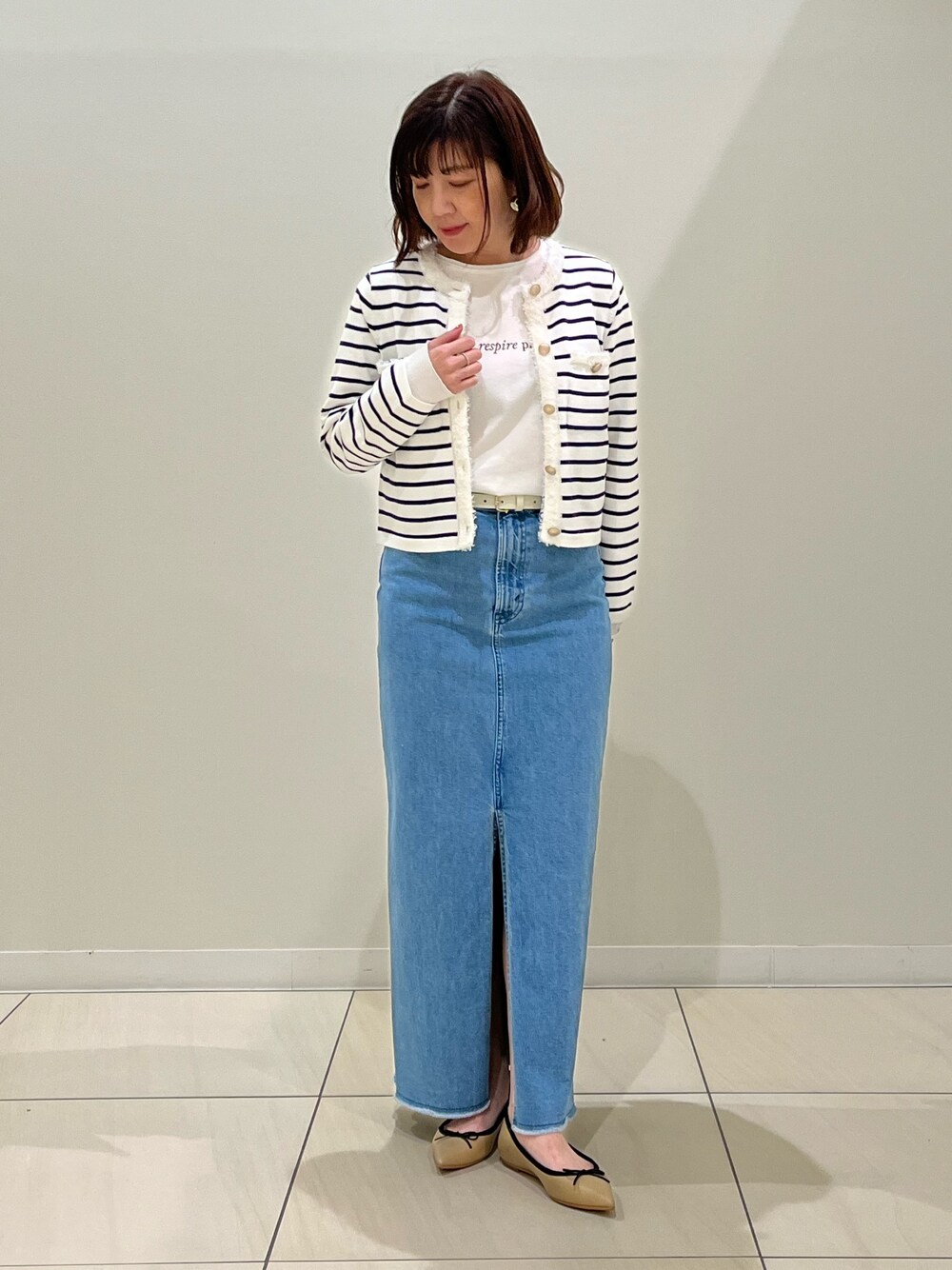 「デニムスカート、カーディガン、ニットジャケット、ボーダー、ボーダートップス、ロゴT、バレエシューズ、カジュアルコーデ、大人カジュアル、オトナ女子、オトナカワイイ、お出かけコーデ、春コーデ、休日スタイル、シンプルコーデ」｜「Rie Millerのスリットロングデニムスカート（デニムスカート、ブルー系）」を使った、ITOさん（レディース・156cm）の冬コーディネートの1枚目の写真
