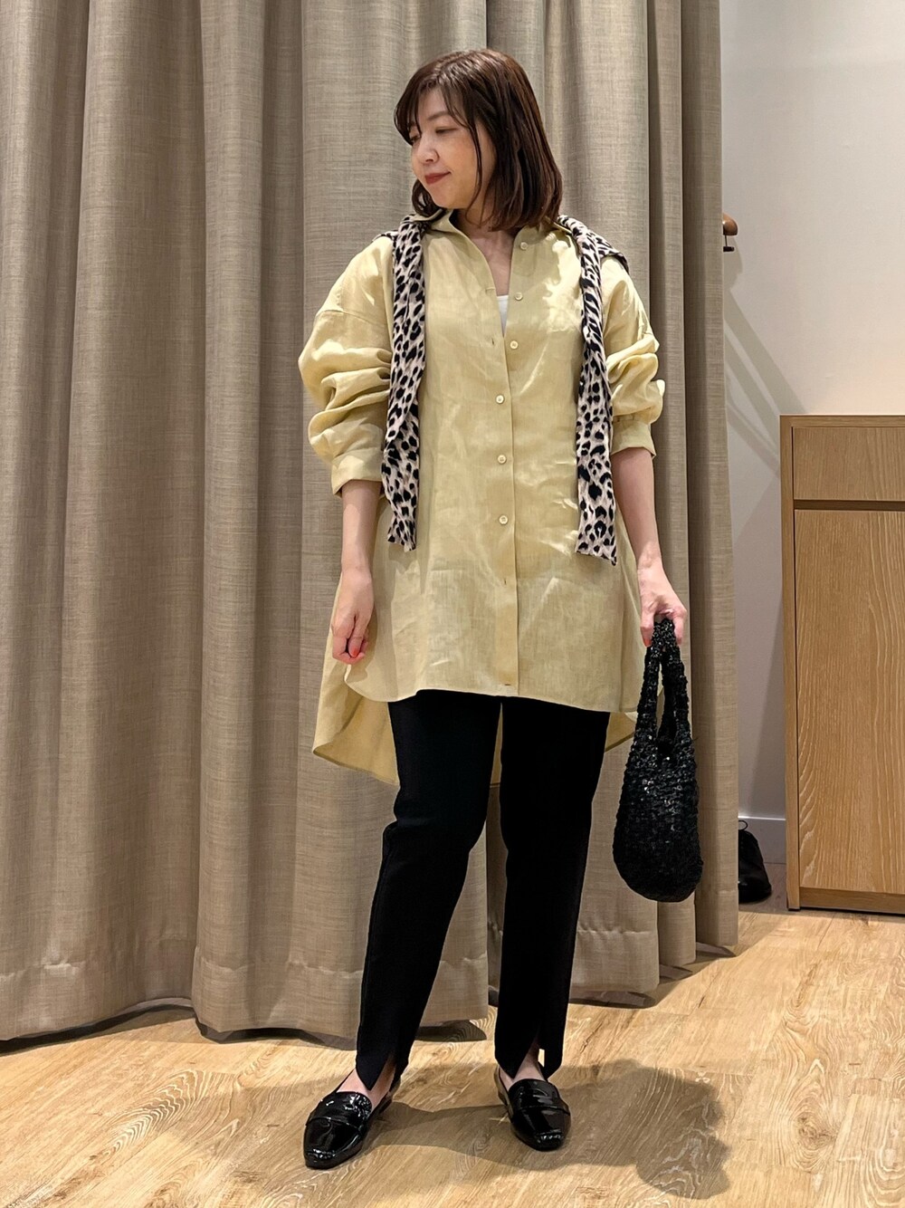 「リネンシャツ、ひょう柄、スリットパンツ、初夏コーデ、オトナカジュアル、シンプルスタイル、ママファッション、ラクチンコーデ、カジュアルスタイル、シャツスタイル、大人女子、春夏コーデ、休日スタイル、シンプルコーデ」｜「NOLLEY’SのMY STANDARD リネン2WAY Bigシャツ（シャツ/ブラウス、ベージュ系）」を使った、ITOさん（レディース・156cm）の春コーディネートの1枚目の写真