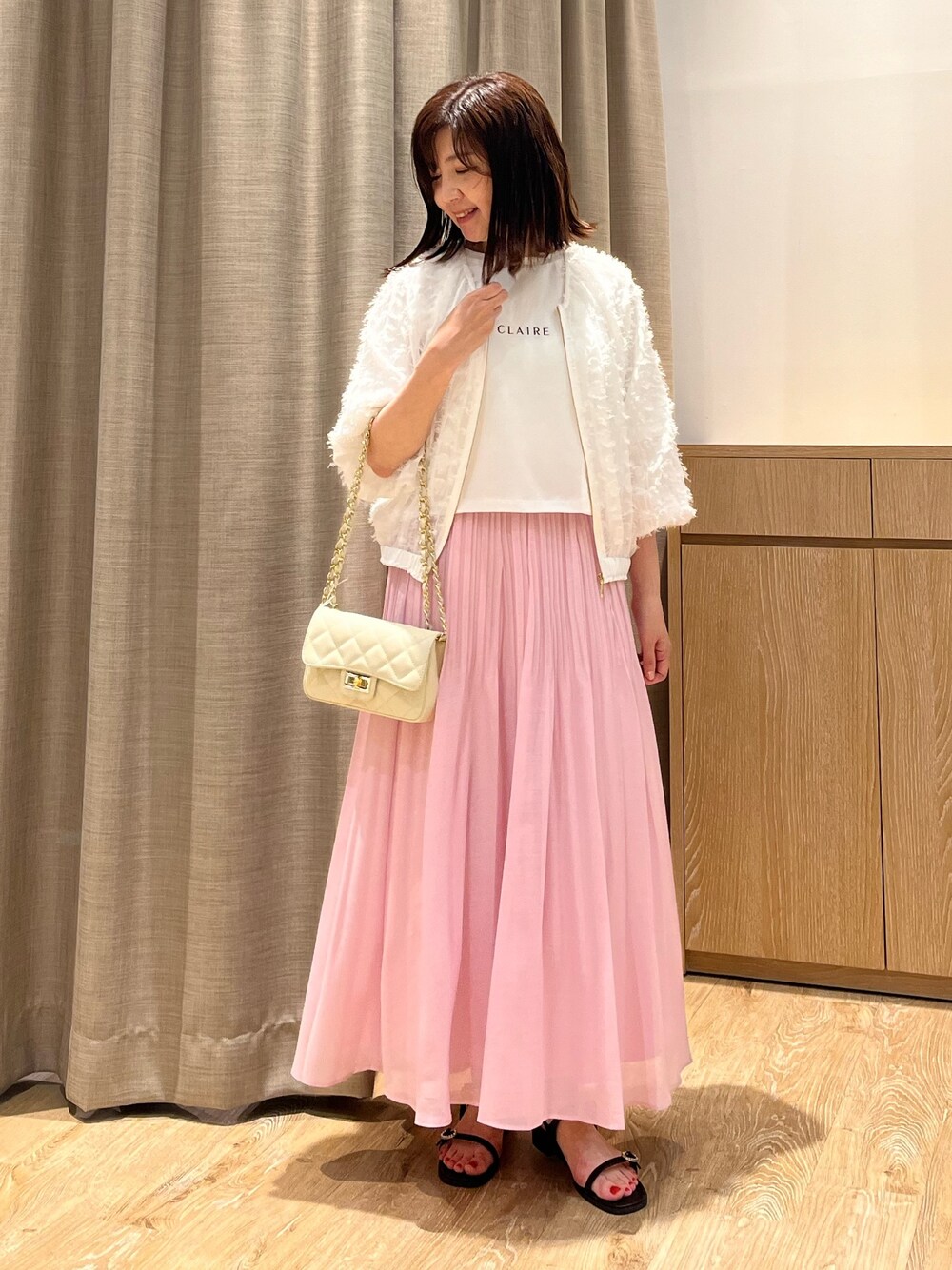 「ジャガード、ブルゾン、羽織り、ロゴT、スカート、甘めコーデ、キルティングバッグ、夏コーデ、レイヤードスタイル、お出かけコーデ、大人コーデ、大人かわいい、ブルベ夏、ホワイト、シンプルコーデ」｜「NOLLEY’Sのカットジャガードブルゾン（ブルゾン、ホワイト系）」を使った、ITOさん（レディース・156cm）の夏コーディネートの1枚目の写真