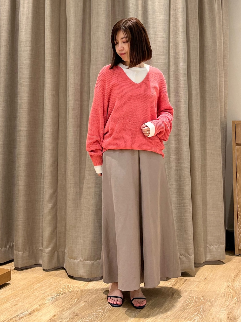 「ニット、スカート、スカートスタイル、スカートコーデ、和紙ニット、カジュアル、オトナ女子、大人カジュアル、大人コーデ、ピンクニット、ベージュスカート」｜「NOLLEY’Sの洗える和紙コットンVネックプルオーバーニット（ニット/セーター、ピンク系）」を使った、ITOさん（レディース・156cm）の冬コーディネートの1枚目の写真