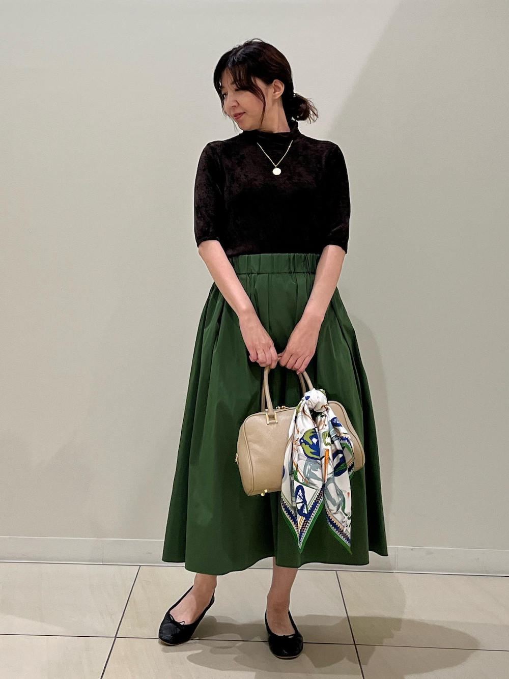 「ブラウンコーデ、モールニット、ハイネック、グリーン、グリーンコーデ、リバーシブルスカート、おでかけコーデ、オトナ女子、オトナカワイイ、ブラウン、秋服準備はじめました、デートコーデ、ボストンバッグ、秋先取りコーデ、大人女子」｜「NOLLEY’Sの《手洗い可能》シアーモール5分袖プルオーバーニット（ニット/セーター、ブラウン系）」を使った、ITOさん（レディース・156cm）の秋コーディネートの1枚目の写真
