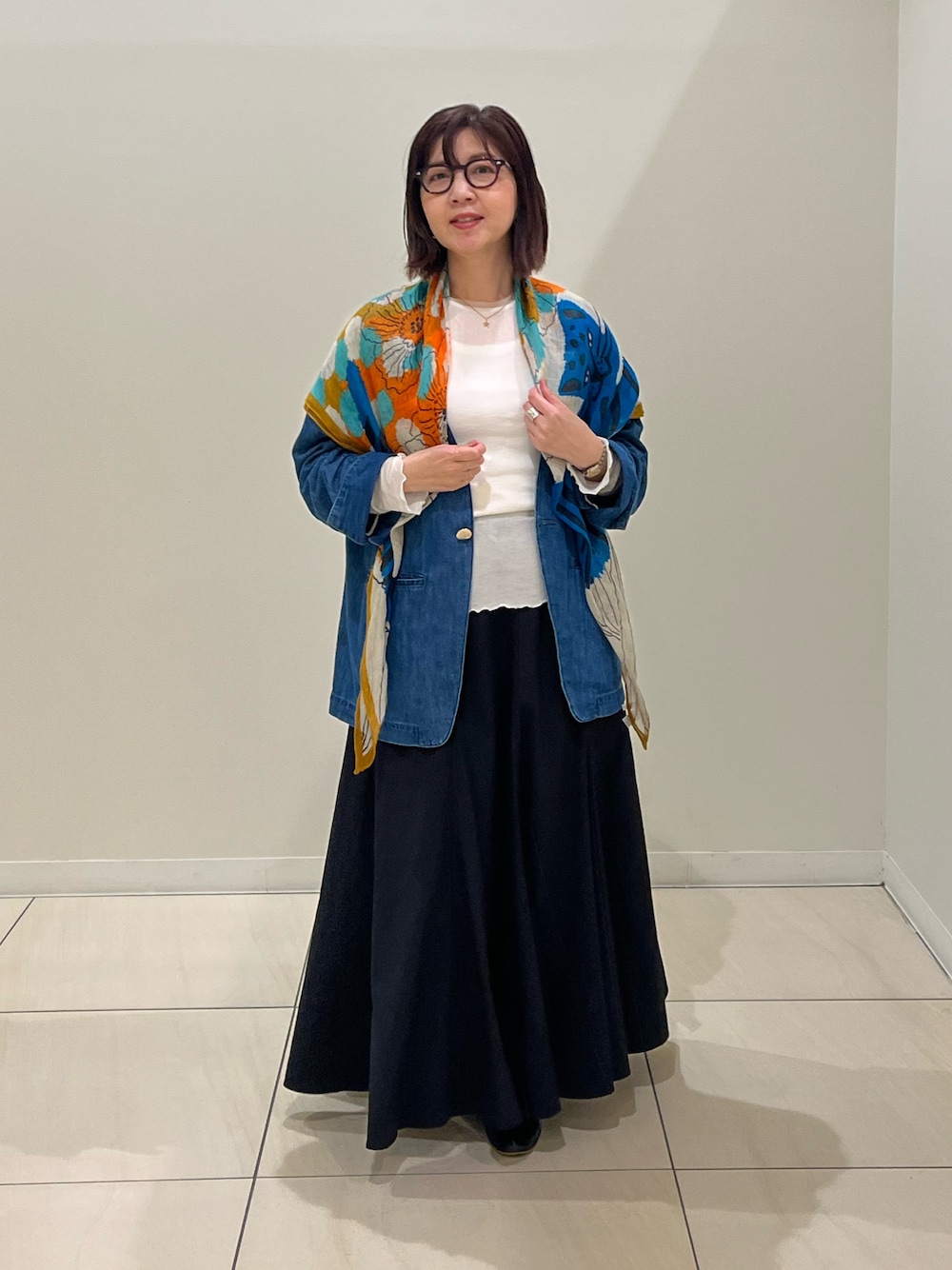 「大人カジュアル、デニムシャツ、デニムジャケット、リネンストール、ロングスカート、お出かけコーデ、シアートップス、今日のコーデ、大人女子、春服、着回しコーデ、おでかけコーデ、低身長女子、おしゃれさんと繋がりたい、大人可愛い」｜「NOLLEY’Sのリネンガーゼプリントストール（ストール/ショール、ブルー系）」を使った、ITOさん（レディース・156cm）の春コーディネートの1枚目の写真